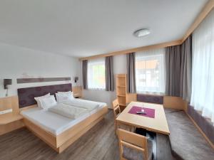 Łóżko lub łóżka w pokoju w obiekcie Kinderhotel Stefan