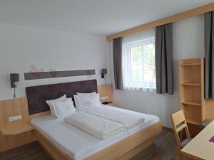 Łóżko lub łóżka w pokoju w obiekcie Kinderhotel Stefan
