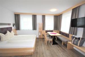 Łóżko lub łóżka w pokoju w obiekcie Kinderhotel Stefan