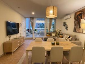 una sala da pranzo e un soggiorno con tavolo e sedie di Gran ático con terraza en el centro de Alicante ad Alicante