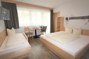 Łóżko lub łóżka w pokoju w obiekcie Kinderhotel Stefan