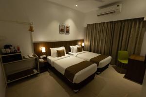 Ein Bett oder Betten in einem Zimmer der Unterkunft Freesia Residency By Express Inn - Navi Mumbai
