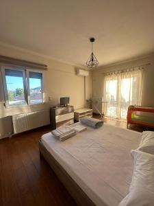 Postel nebo postele na pokoji v ubytování A cozy whole house near the airport and the beach