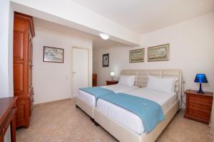 A bed or beds in a room at Villa Plumeria Flower