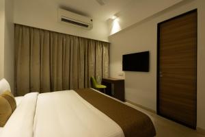 Ein Bett oder Betten in einem Zimmer der Unterkunft Freesia Residency By Express Inn - Navi Mumbai