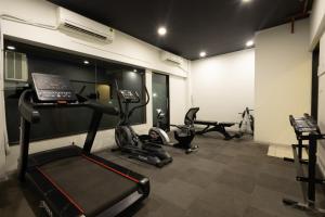 Das Fitnesscenter und/oder die Fitnesseinrichtungen in der Unterkunft Freesia Residency By Express Inn - Navi Mumbai