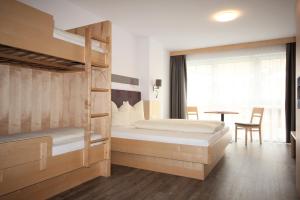 Łóżko lub łóżka w pokoju w obiekcie Kinderhotel Stefan