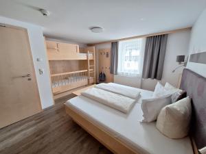 Łóżko lub łóżka w pokoju w obiekcie Kinderhotel Stefan
