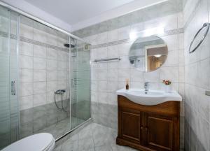 A bathroom at Villa Plumeria Flower