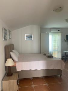 Postel nebo postele na pokoji v ubytování Studio Apartmani Kremić