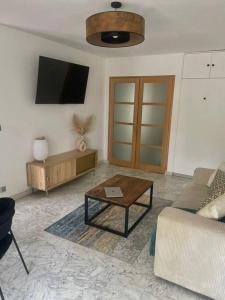 un salon avec un canapé et une table basse dans l'établissement Cosy 2 p,à Deux Pas de la Plage, Calme-Parking, à Nice 16 autres photos