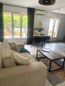 un salon avec un canapé et une table dans l'établissement Cosy 2 p,à Deux Pas de la Plage, Calme-Parking, à Nice