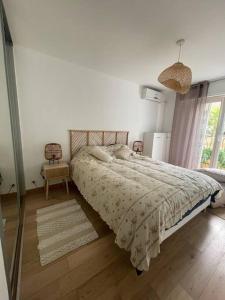 une chambre avec un lit et une grande fenêtre dans l'établissement Cosy 2 p,à Deux Pas de la Plage, Calme-Parking, à Nice