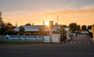 aerynes bay holiday park with the sun setting behind a building at Esperance Bay Holiday Park in Esperance