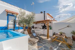 Hồ bơi trong/gần Casa do Tintejo