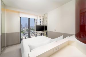 Postel nebo postele na pokoji v ubytování Wink Hotel Saigon Centre - 24hrs Lifestyle Stay