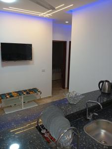 TV a/nebo společenská místnost v ubytování Villamar Sea View rooms & apartments