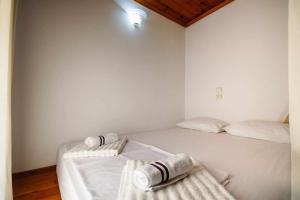 Un dormitorio con una cama con dos toallas encima. en Sofia Traditional House, en Afantou