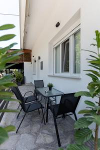 En terrasse eller udendørsområde på Evdokia Luxurious Living