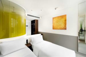 Postel nebo postele na pokoji v ubytování Wink Hotel Saigon Centre - 24hrs Lifestyle Stay