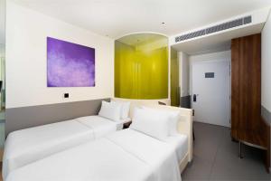 Postel nebo postele na pokoji v ubytování Wink Hotel Saigon Centre - 24hrs Lifestyle Stay