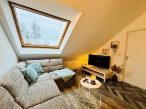 un salon avec un canapé et une fenêtre dans l'établissement Ostsee XXL Ferienwohnung Usedom Familie Stopp 2526, à Lütow