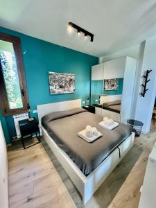 een slaapkamer met een bed met twee handdoeken erop bij OASI in Desenzano del Garda