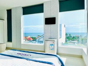 um quarto com uma cama e vista para o oceano em Lavender Muine Hotel em Mui Ne