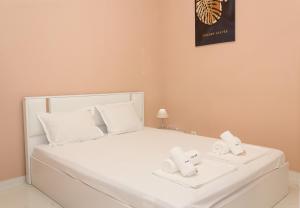 Postel nebo postele na pokoji v ubytování Comfy 1-Bedroom Apartment in Chayka Neighbourhood by Flat Mаnаger