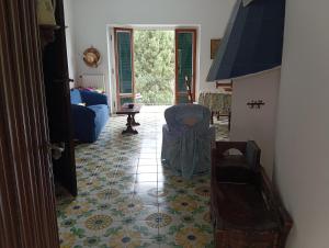 - un salon avec un canapé bleu et du carrelage dans l'établissement Galia's beach house, à Zoagli