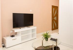 TV a/nebo společenská místnost v ubytování Comfy 1-Bedroom Apartment in Chayka Neighbourhood by Flat Mаnаger