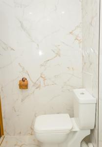 Koupelna v ubytování Comfy 1-Bedroom Apartment in Chayka Neighbourhood by Flat Mаnаger