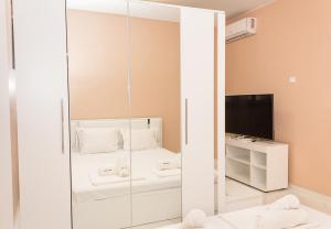 Postel nebo postele na pokoji v ubytování Comfy 1-Bedroom Apartment in Chayka Neighbourhood by Flat Mаnаger