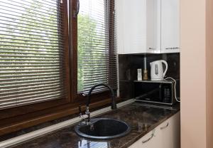 Kuchyň nebo kuchyňský kout v ubytování Comfy 1-Bedroom Apartment in Chayka Neighbourhood by Flat Mаnаger