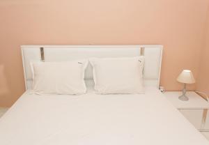 Postel nebo postele na pokoji v ubytování Comfy 1-Bedroom Apartment in Chayka Neighbourhood by Flat Mаnаger