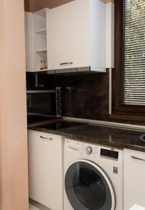 Kuchyň nebo kuchyňský kout v ubytování Comfy 1-Bedroom Apartment in Chayka Neighbourhood by Flat Mаnаger