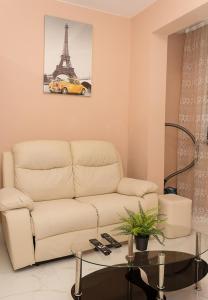 Posezení v ubytování Comfy 1-Bedroom Apartment in Chayka Neighbourhood by Flat Mаnаger