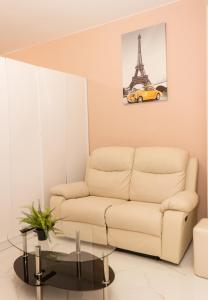 Posezení v ubytování Comfy 1-Bedroom Apartment in Chayka Neighbourhood by Flat Mаnаger