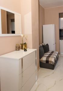 Kuchyň nebo kuchyňský kout v ubytování Comfy 1-Bedroom Apartment in Chayka Neighbourhood by Flat Mаnаger + 22 fotografií