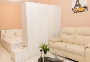 Posezení v ubytování Comfy 1-Bedroom Apartment in Chayka Neighbourhood by Flat Mаnаger