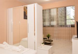 Koupelna v ubytování Comfy 1-Bedroom Apartment in Chayka Neighbourhood by Flat Mаnаger