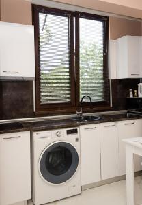 Kuchyň nebo kuchyňský kout v ubytování Comfy 1-Bedroom Apartment in Chayka Neighbourhood by Flat Mаnаger
