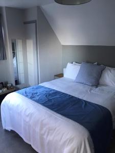 South Sands Hotel客房内的一张或多张床位