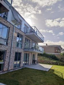 an apartment building with a staircase on the side of it at Neubau-Ferienwohnung mit Panorama-Seeblick in Bosau