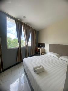 シブにあるHOTEL MALAYSIAの大きなベッドとタオル2枚のある寝室 +19枚の写真