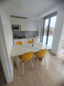 Una cocina con una mesa y sillas en una habitación. en Bright loft near the sea BIKES, en Valencia