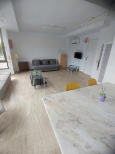 Habitación grande con mesa y sofá. en Bright loft near the sea BIKES, en Valencia