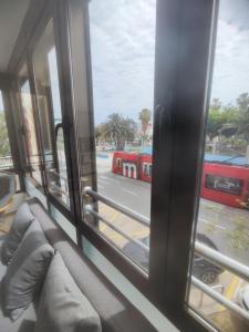 Una ventana de un autobús con vista a una calle. en Bright loft near the sea BIKES, en Valencia