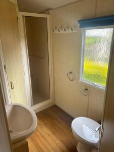 a bathroom with a sink and a toilet and a window at Camping la Nouvelle Aventure in Audincthum +47 photos