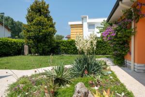 Vonkajšia záhrada v ubytovaní Villa Elisea